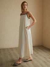 Minimalism – Langes Kleid mit Kontrastbesatz
